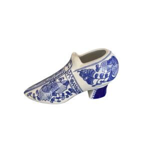 Vintage Chinoiserie Porcelain Floral and Leaf pattern decorative shoe 4" x 6.5"